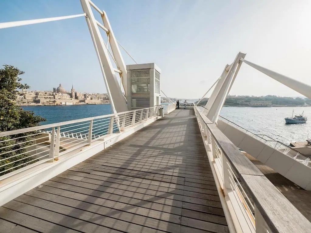 Seafront Luxury Apartment With Pool Sliema