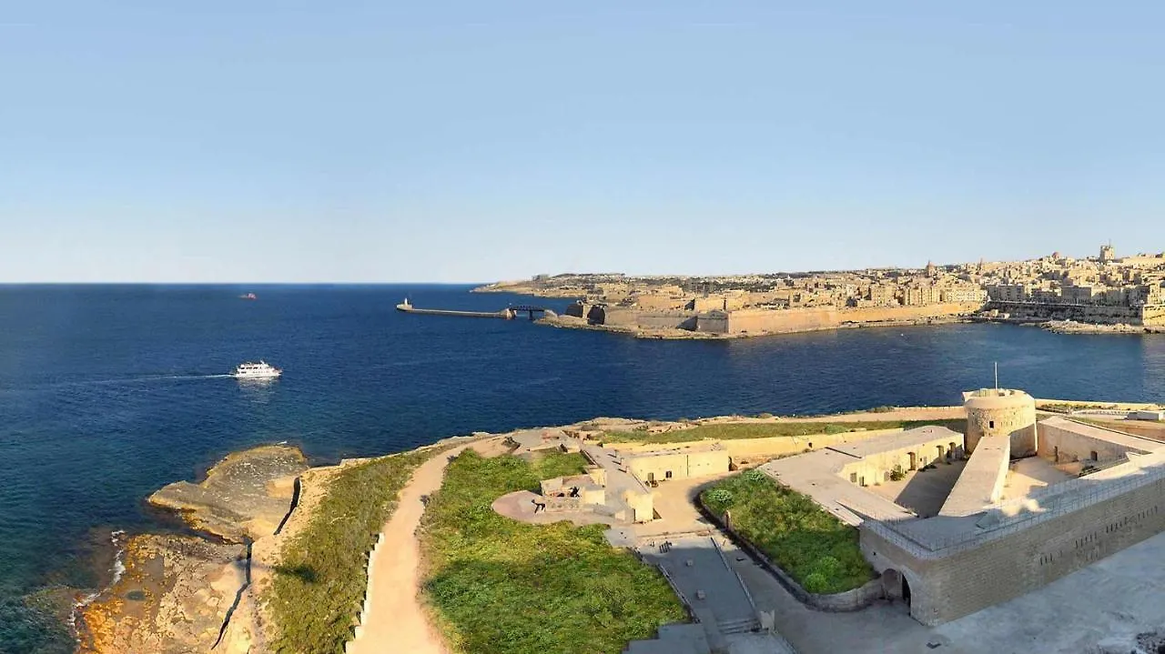 Seafront Luxury Apartment With Pool Sliema