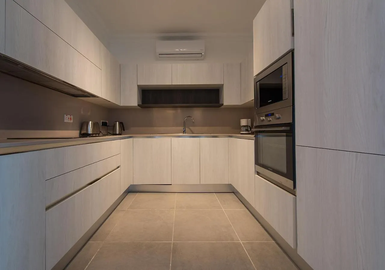 Seafront Luxury Apartment With Pool Sliema