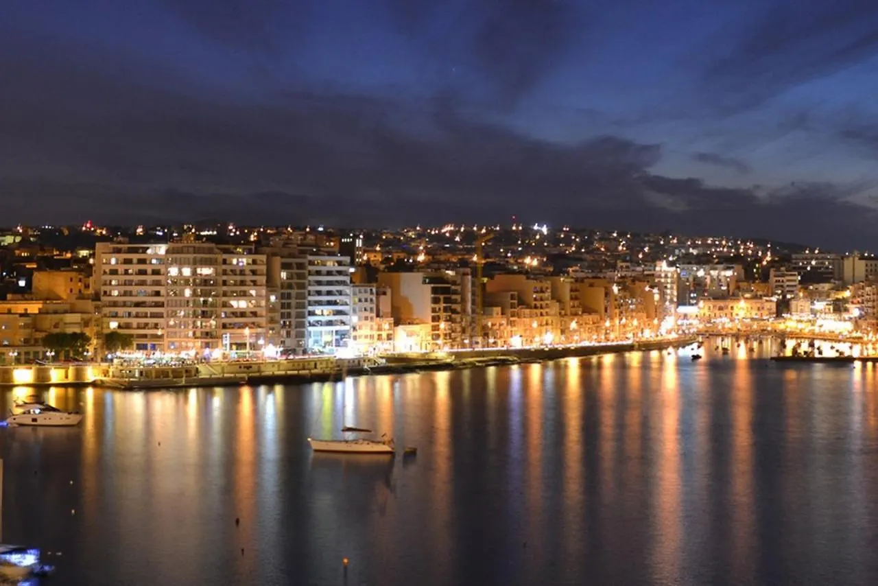 Seafront Luxury Apartment With Pool Sliema