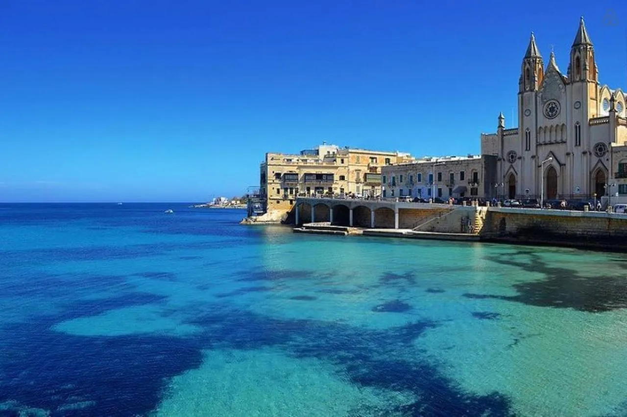 סליאמה Seafront Luxury Apartment With Pool